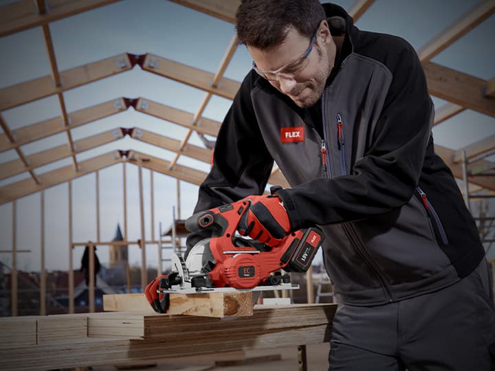 Sawing wood beams with a cordless circular saw