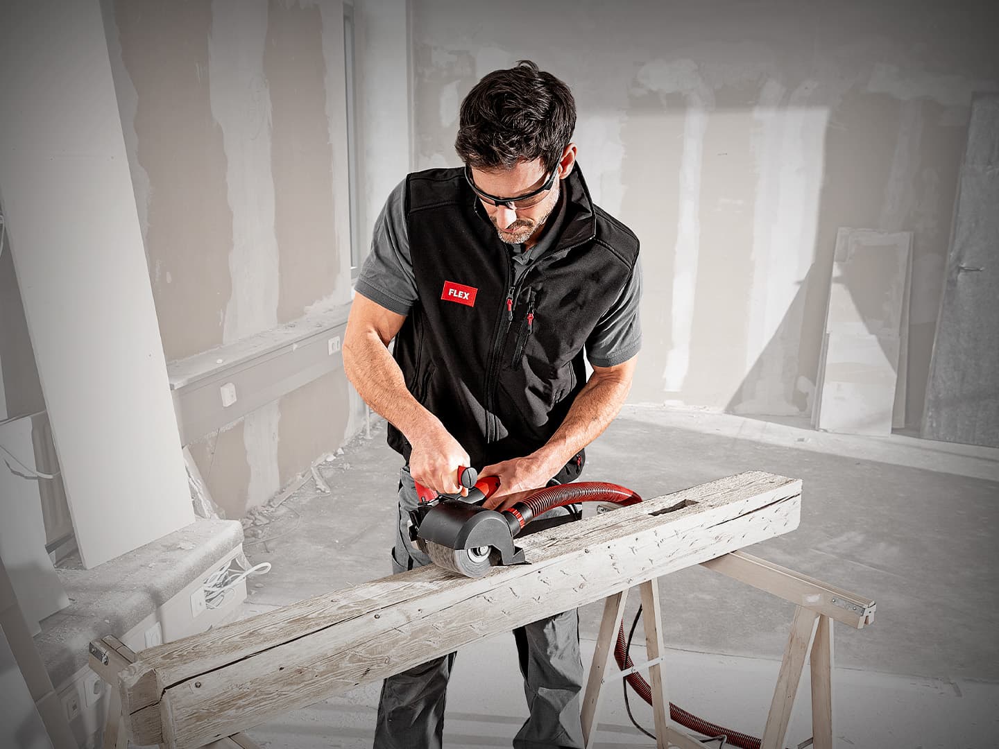Brushing old wood on a construction site with TRINOXFLEX brush attachment