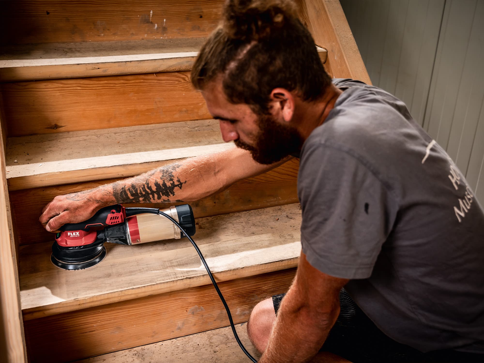 Easy staircase sanding with a FLEX random orbit sander - speed control, multi-hole system