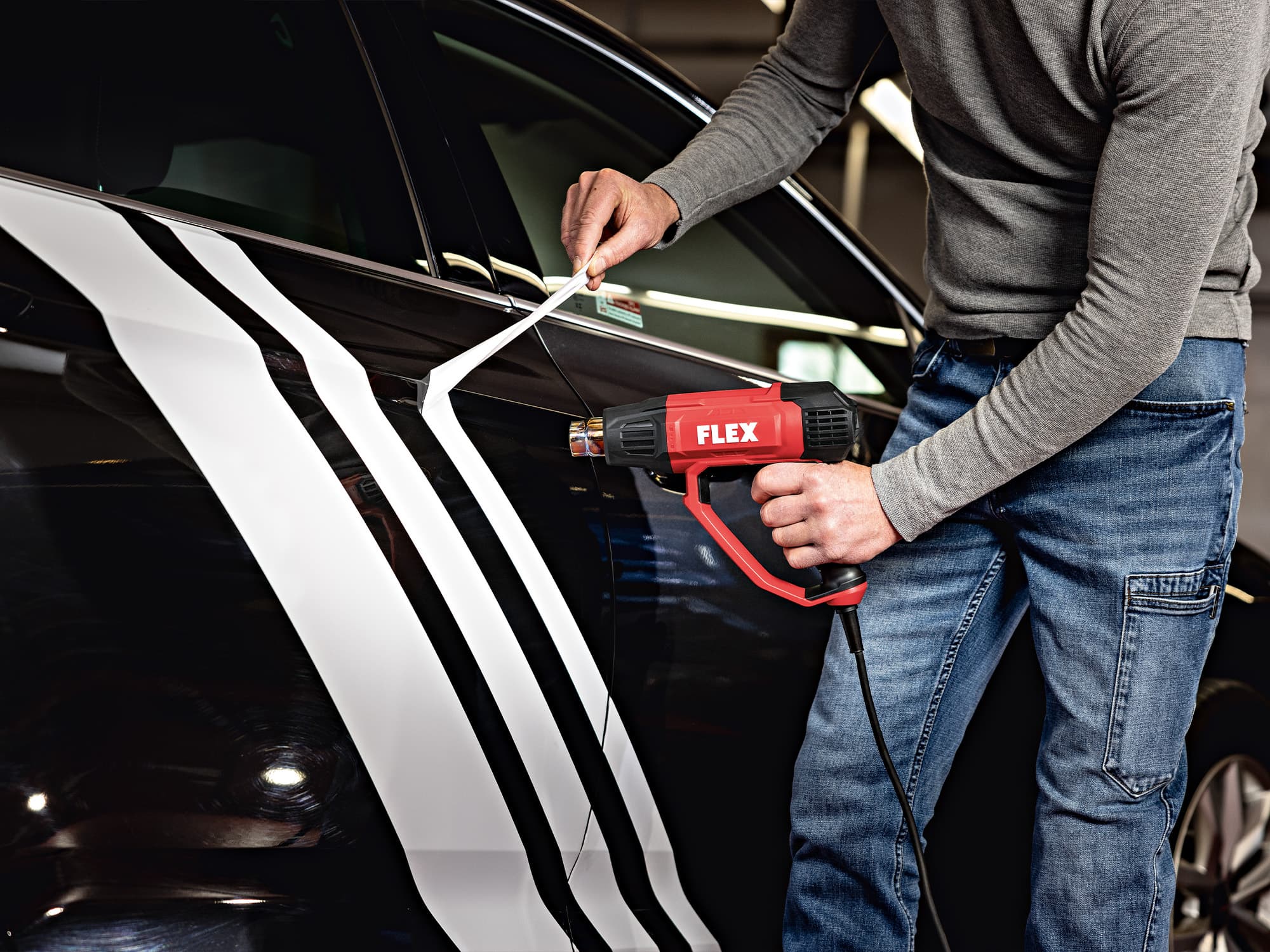 Sticker is removed from a car using the HG 650 2000 hot air gun.