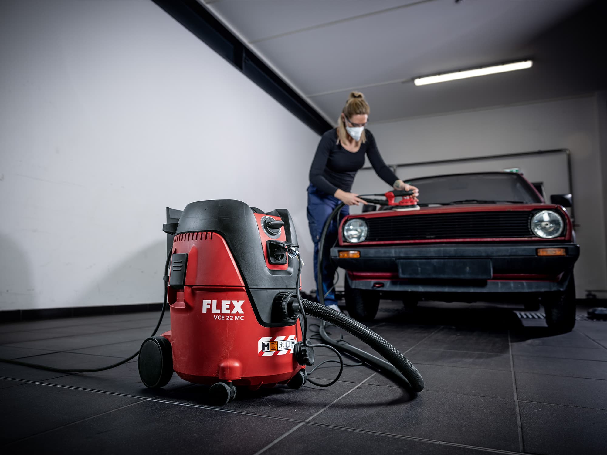 Extraction with FLEX safety extractor when sanding paint on a car