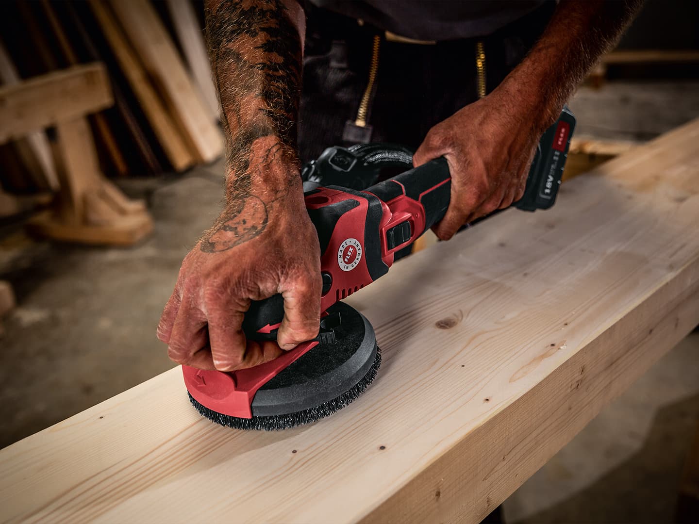 Sanding off paint with a FLEX SUPRAFLEX cordless sander
