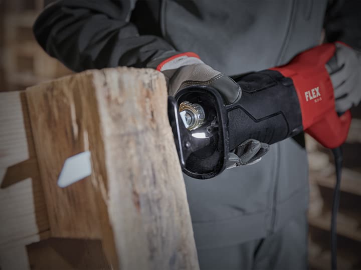 Sawing wood beams with a FLEX reciprocating saw