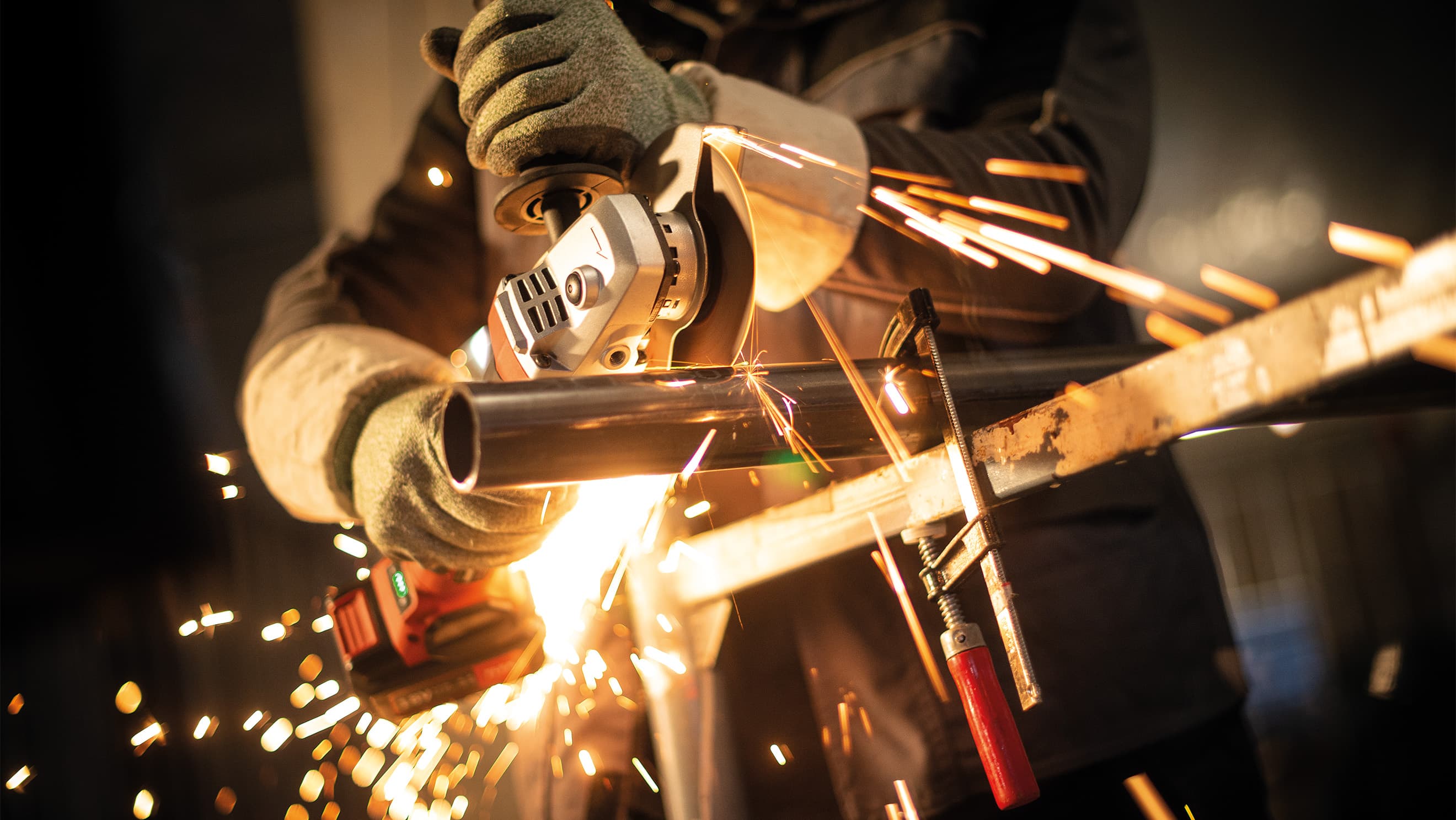 Cutting metal with a FLEX angle grinder